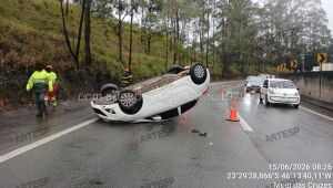 Carro capota e causa cerca de 2km de congestionamento na Mogi-Dutra