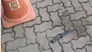 Homem esfaqueia ex-companheira após bater o carro contra um poste em Arujá