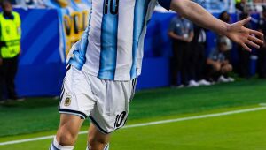 Messi vira maior artilheiro das copas e lidera Argentina em estreia