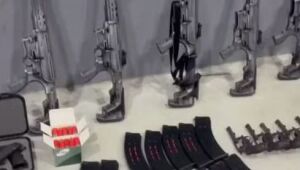 Operação encontra esconderijo com dois carros-fortes, armas e drogas em Arujá