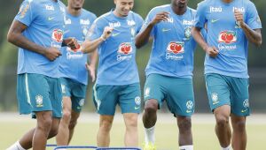 Com dúvida na direita, Brasil encerra preparação para encarar Escócia