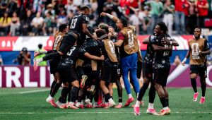 Com gol no final, Canad&aacute; vence Africa do Sul e vai &agrave;s oitavas da Copa