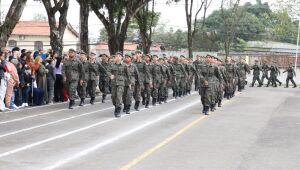 Prefeito prestigia entrega da boina a cem atiradores do Tiro de Guerra de Suzano