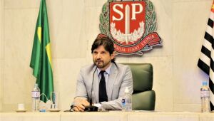 Andr&eacute; do Prado lan&ccedil;a pr&eacute;-candidatura ao Senado em evento com Fl&aacute;vio Bolsonaro e Tarc&iacute;sio de Freitas