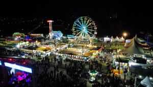 Primeira noite do Aruj&aacute; Fest re&uacute;ne multid&atilde;o e abre as comemora&ccedil;&otilde;es dos 174 anos da cidade