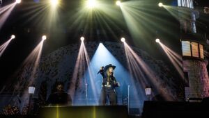 Simone Mendes leva p&uacute;blico ao del&iacute;rio no &uacute;ltimo dia do Aruj&aacute; Fest