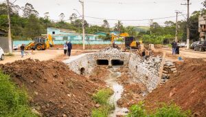 Prefeitura realiza ampla obra de revitalização do córrego no Jardim das Flores