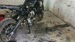 GCM de Aruj&aacute; det&eacute;m dois suspeitos com armas, farta muni&ccedil;&atilde;o e motos roubadas