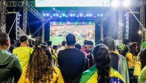 Torcedores da região se reúnem em torno de telões
