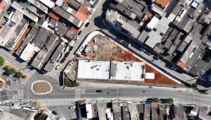 Revitaliza&ccedil;&atilde;o de pra&ccedil;a avan&ccedil;a com concretagem de pista de skate e sistema de drenagem