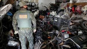 Operação da Polícia Civil e GCM localiza galpões com dezenas de motocicletas e peças irregulares