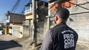 Prefeitura de Ferraz realiza for&ccedil;a-tarefa para retirada de fios inutilizados e organiza&ccedil;&atilde;o da rede a
