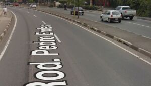 Carro bate em barreira na Mogi-Dutra e interdita via