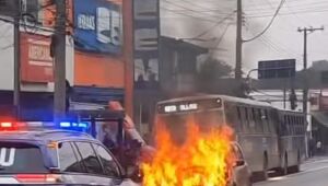 Carro pega fogo no Centro de Itaqu&aacute;