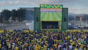 Po&aacute; re&uacute;ne torcedores na Pra&ccedil;a de Eventos em grande festa durante a vit&oacute;ria da sele&ccedil;&atilde;o