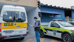Transporte realiza vistoria em veículos que conduzem cerca de 20 mil alunos diariamente