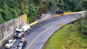 Caminh&atilde;o tem falha nos freios e tomba na Mogi-Bertioga