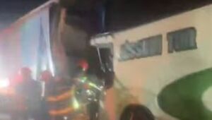 Acidente entre ônibus e caminhão deixa um morto e 15 feridos em Santa Isabel