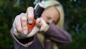 Mulheres podem comprar e usar spray de pimenta para defesa pessoal