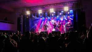 Rock Solidário reúne multidões em Ferraz para assistir ao show da banda Rodox