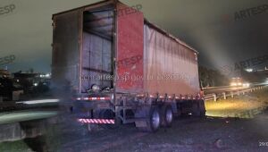 Motorista dorme ao volante e caminh&atilde;o bate em defesa met&aacute;lica do Rodoanel em Itaqu&aacute;