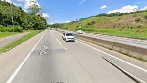Motorista morre ap&oacute;s colis&atilde;o frontal entre carro e &ocirc;nibus na Dutra