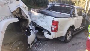 Caminh&atilde;o-tanque e caminhonete batem na Mogi-Bertioga