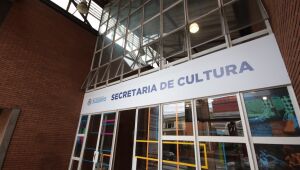 Moriconi recebe exposi&ccedil;&atilde;o 'Toda Linha Come&ccedil;a de um Ponto'