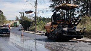 Obras na rua Guilherme Garijo avançam com aplicação de asfalto em cerca de um quilômetro