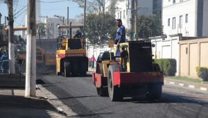 Obras de requalificação asfáltica na rua Ipês alcançam trecho entre ruas Guilherme e Biotônico