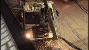 Caminhão roubado bate em poste durante fuga da polícia em Suzano; Motorista mantido refém é solto