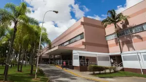 Mulher é atropelada por ônibus rodoviário