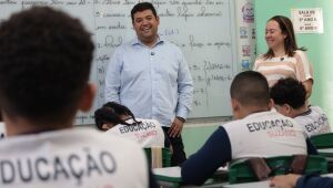 Prefeito recebe alunos da rede municipal em dia de volta às aulas