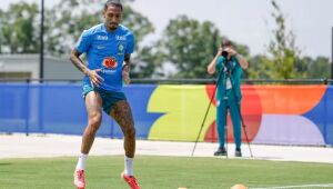 Festejado, Raphinha treina e se aproxima de retorno à Copa do Mundo