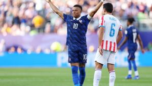 De pênalti, França vence retranca do Paraguai e se classifica na Copa