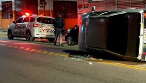 Motorista tomba carro na Rua Barbosa em Suzano