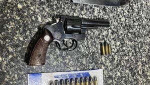 Homem é preso por porte ilegal de arma após perseguição e disparos em Mogi