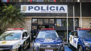 Agente de trânsito enfrenta agressor e protege mulher de violência doméstica em Ferraz