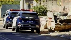 Mulher é encontrada morta na calçada entre duas caçambas em Ferraz