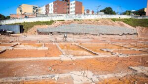 Constru&ccedil;&atilde;o da EMEB Tom Jobim de Ferraz avan&ccedil;a para nova etapa