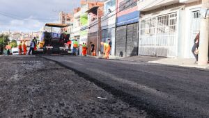 Rua Suzana Arlow, na Vila Santo Antônio, em Ferraz, recebe novo asfalto