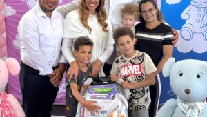 Saulo Souza e Flavia Souza certificam participantes do 'Projeto Gestante'
