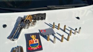 Homem é preso após ameaçar familiares com arma de fogo em Arujá