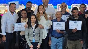Saulo Souza e Flavia Souza certificam alunos de cursos profissionalizantes