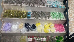PM apreende mais de 3 mil por&ccedil;&otilde;es de drogas e prende suspeito em Ferraz 