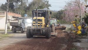 Prefeito volta ao Jardim Recanto Feliz para vistoriar obras de pavimenta&ccedil;&atilde;o