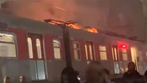 Trem pega fogo próximo à estação Brás e paralisa linhas 11-Coral, 12-Safira e Expresso Aeroporto