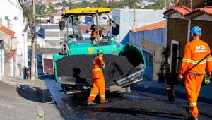 Rua Cl&oacute;vis Bevil&aacute;qua marca conclus&atilde;o da primeira etapa de programa de recapeamento de Ferraz