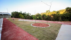 Nova pra&ccedil;a com pista de caminhada entra na fase final no Parque Imperial, em Ferraz