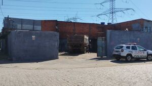 Polícia Militar recupera caminhão roubado em depósito clandestino em Mogi